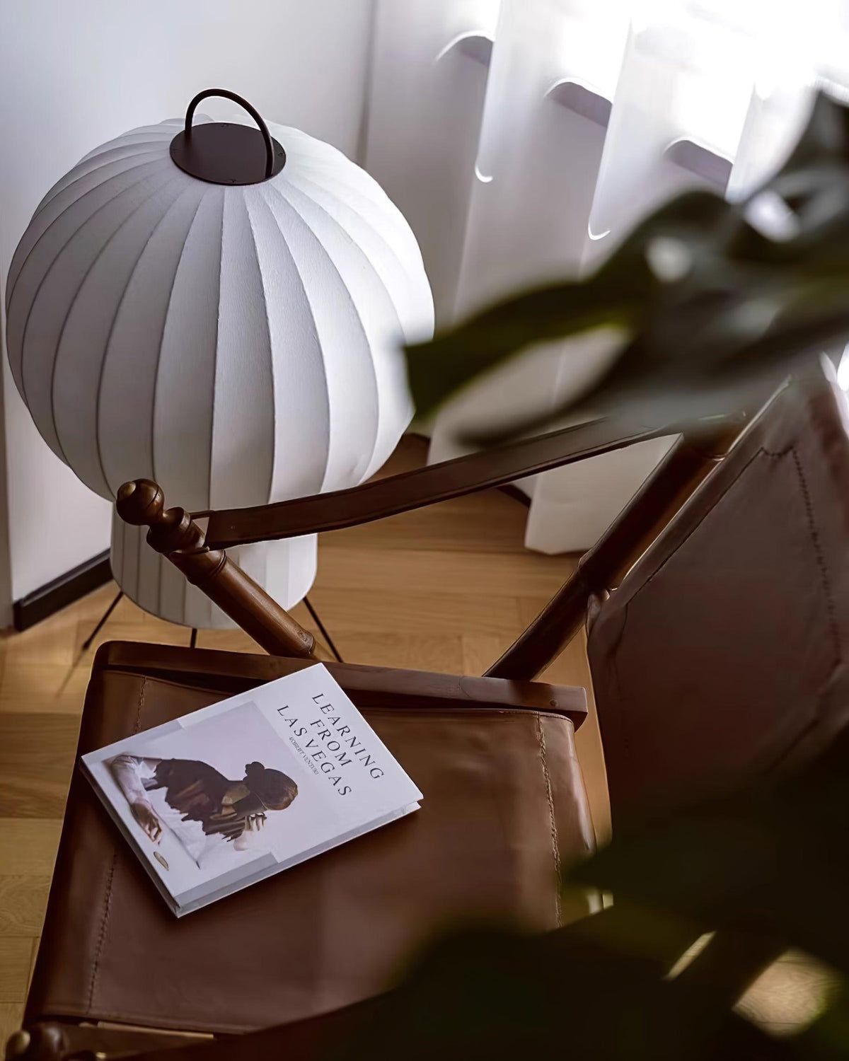 Lámpara de pie farol de seda Rumela en un salón acogedor – imagen 12