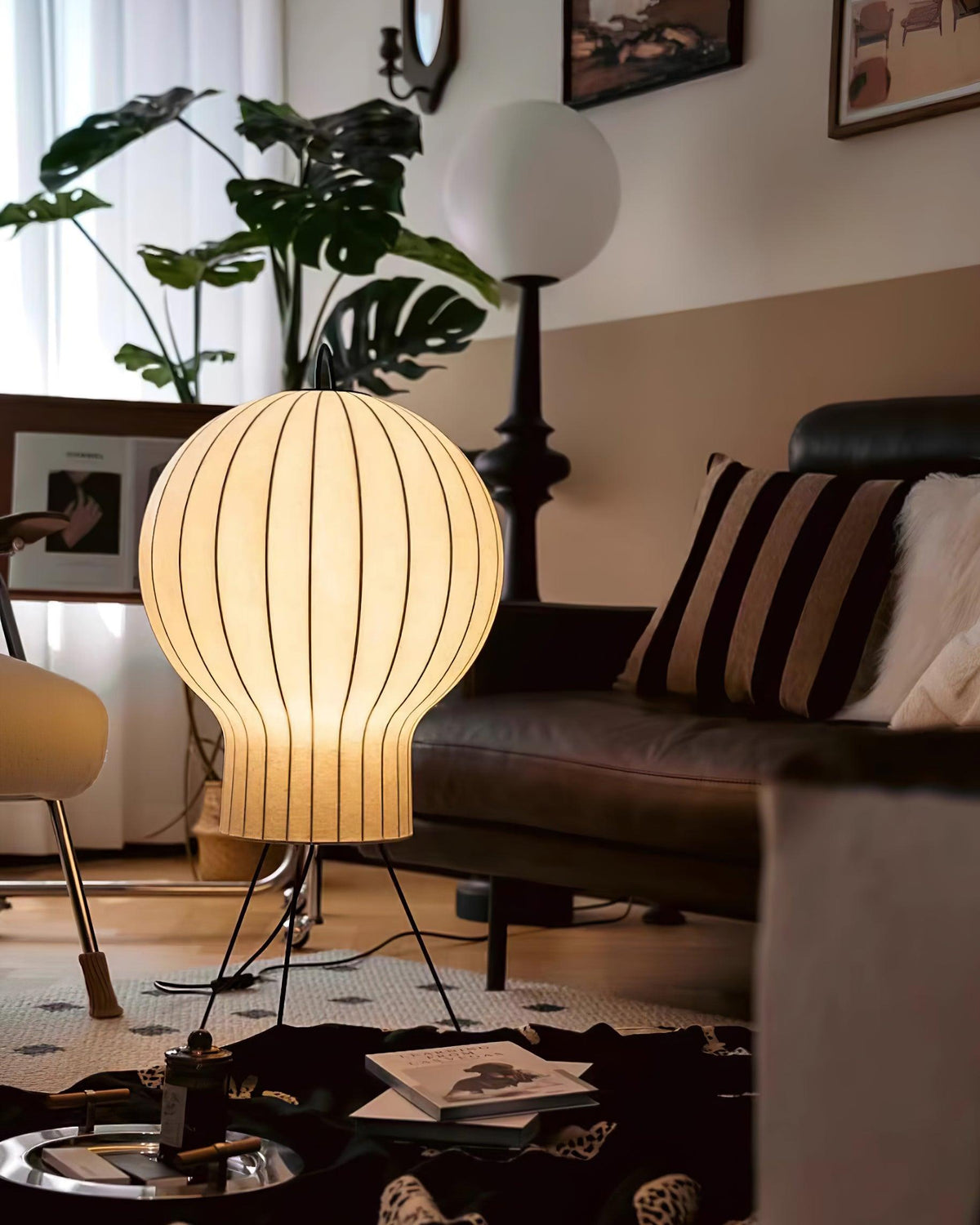 Lámpara de pie farol de seda Rumela en un salón acogedor – imagen 13