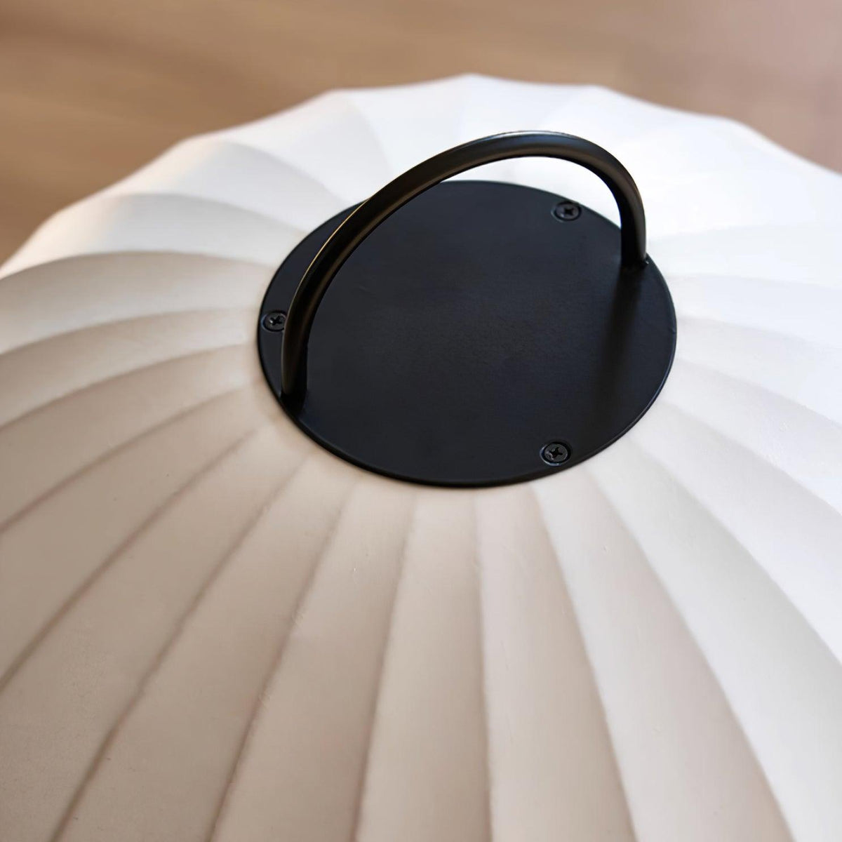 Lámpara de pie farol de seda Rumela – detalle del asa superior