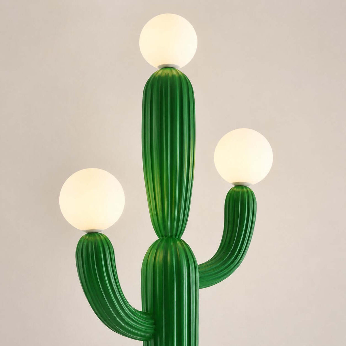 Lámpara de pie cactus Saguara – detalle de los globos y los brazos