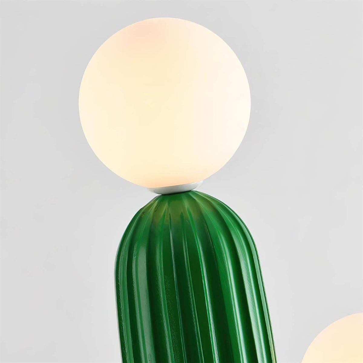 Lámpara de pie cactus Saguara en un salón luminoso – imagen 15