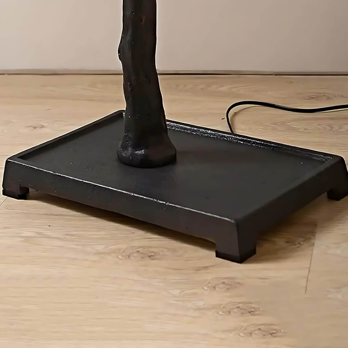 Lámpara de pie rama con farol de tela Sarmela – detalle de la base