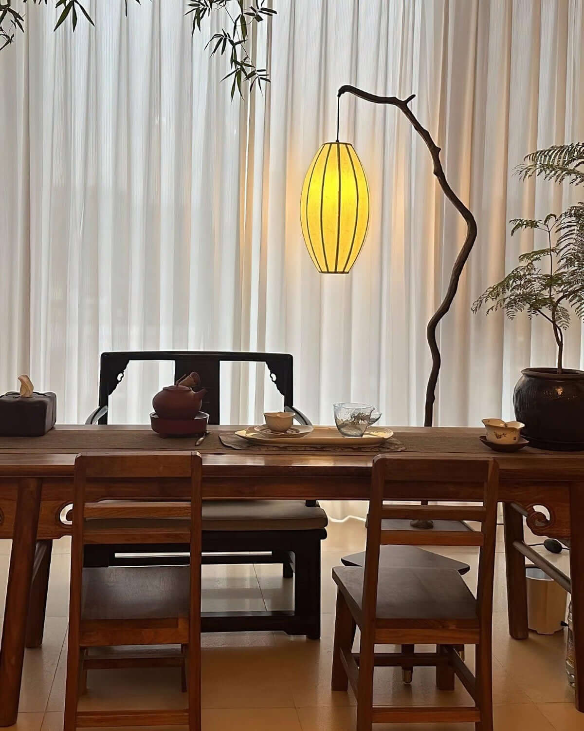 Lámpara de pie rama con farol de tela Sarmela en un salón japandi – imagen 16