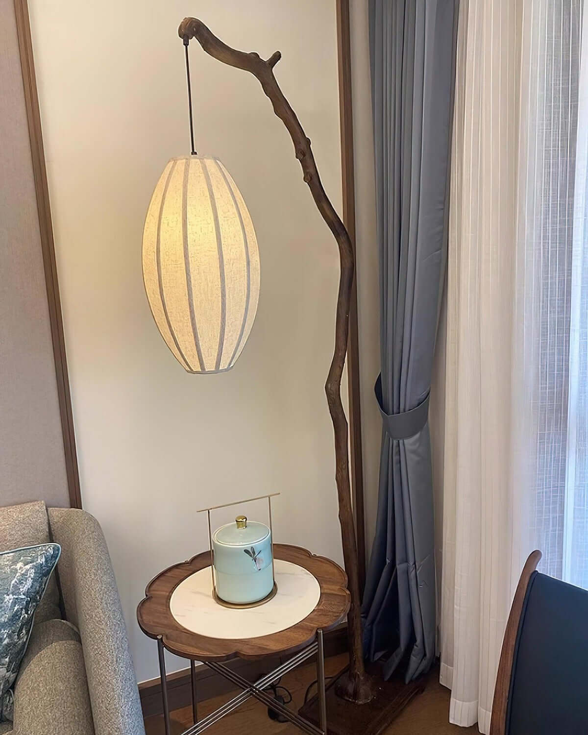 Lámpara de pie rama con farol de tela Sarmela en un salón japandi – imagen 19