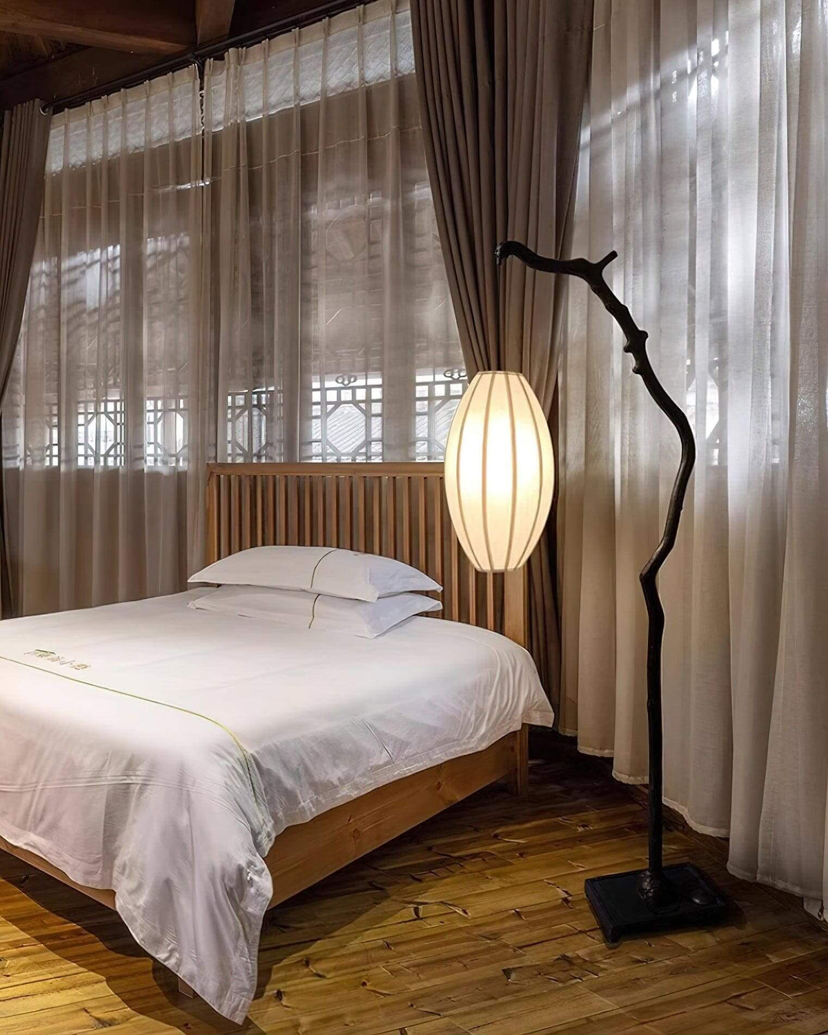 Lámpara de pie rama con farol de tela Sarmela en un salón japandi – imagen 22