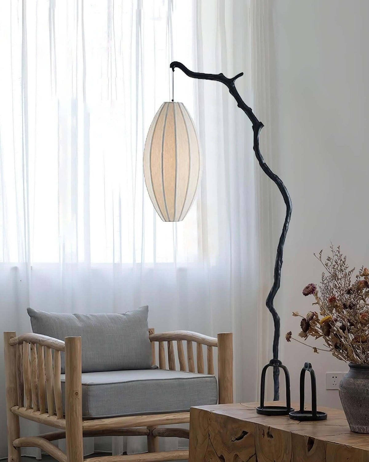 Lámpara de pie rama con farol de tela Sarmela en un salón japandi – imagen 23