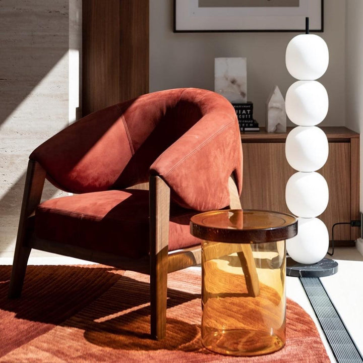 Lámpara de pie de esferas de vidrio opal Sartina – junto a un sillón y una mesa auxiliar