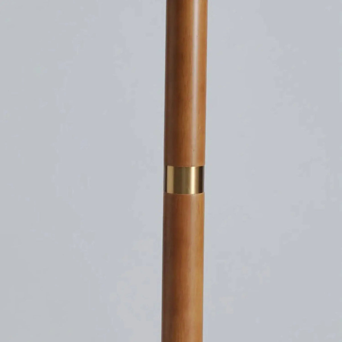 Lámpara de pie vintage con pantalla plisada Sayela – detalle de la columna de madera maciza