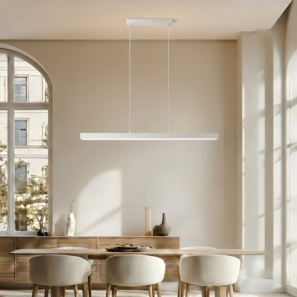 Lámpara colgante lineal Filana sobre una mesa de comedor – imagen 2
