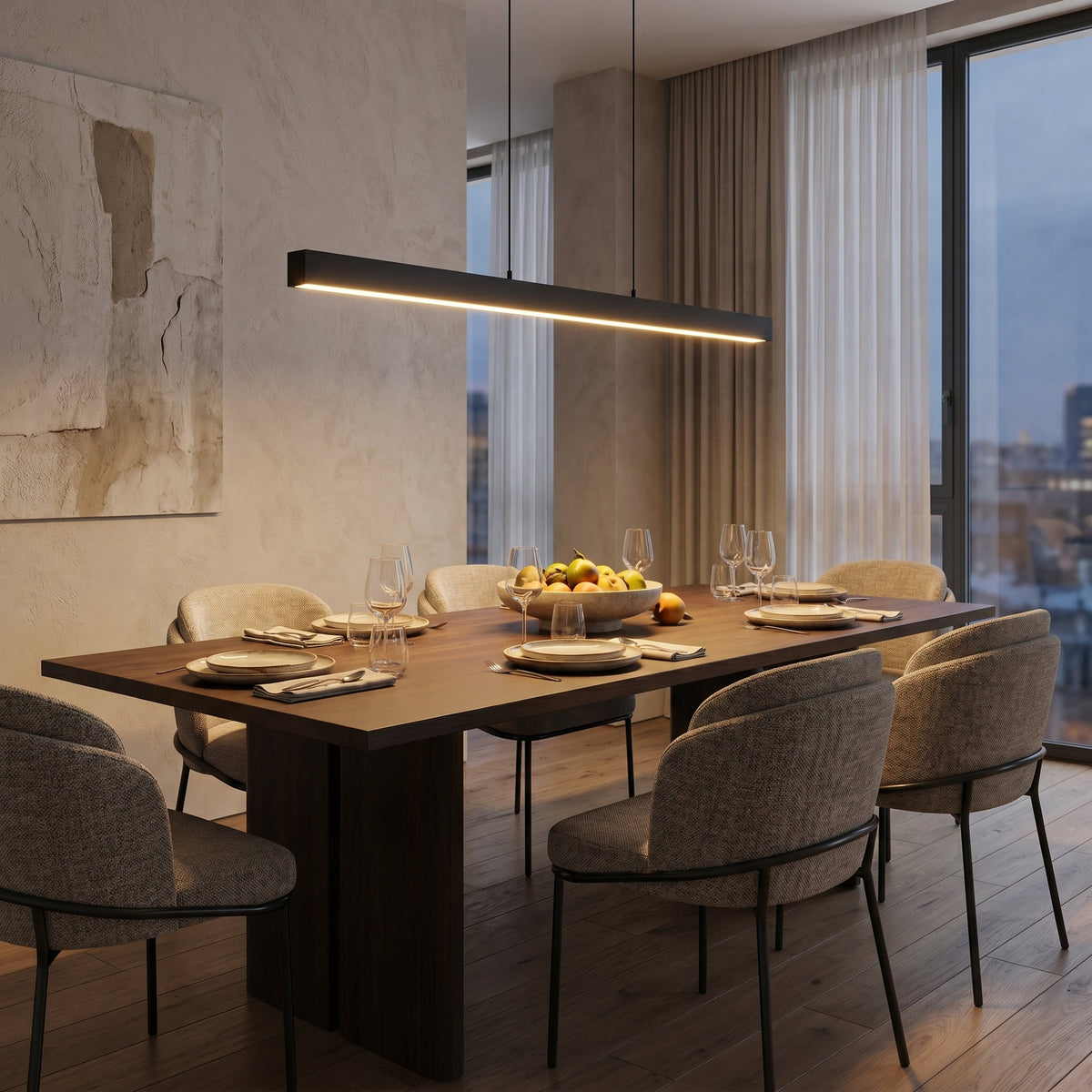 Lámpara colgante lineal Filana sobre una mesa de comedor – imagen 3