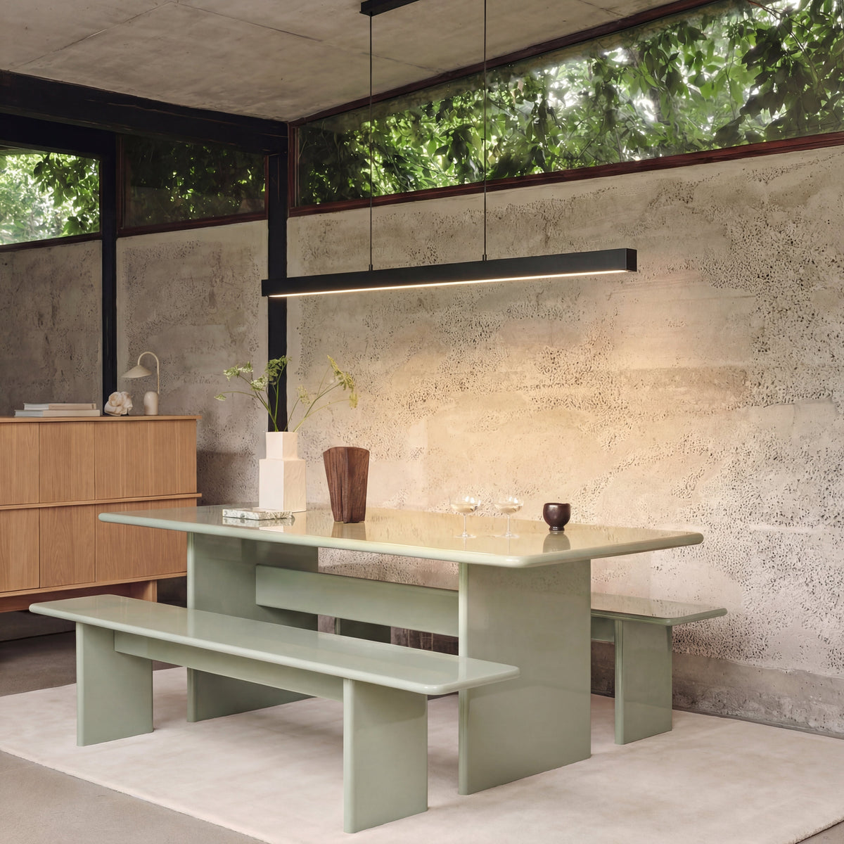 Lámpara colgante lineal Filana sobre una mesa de comedor – imagen 4