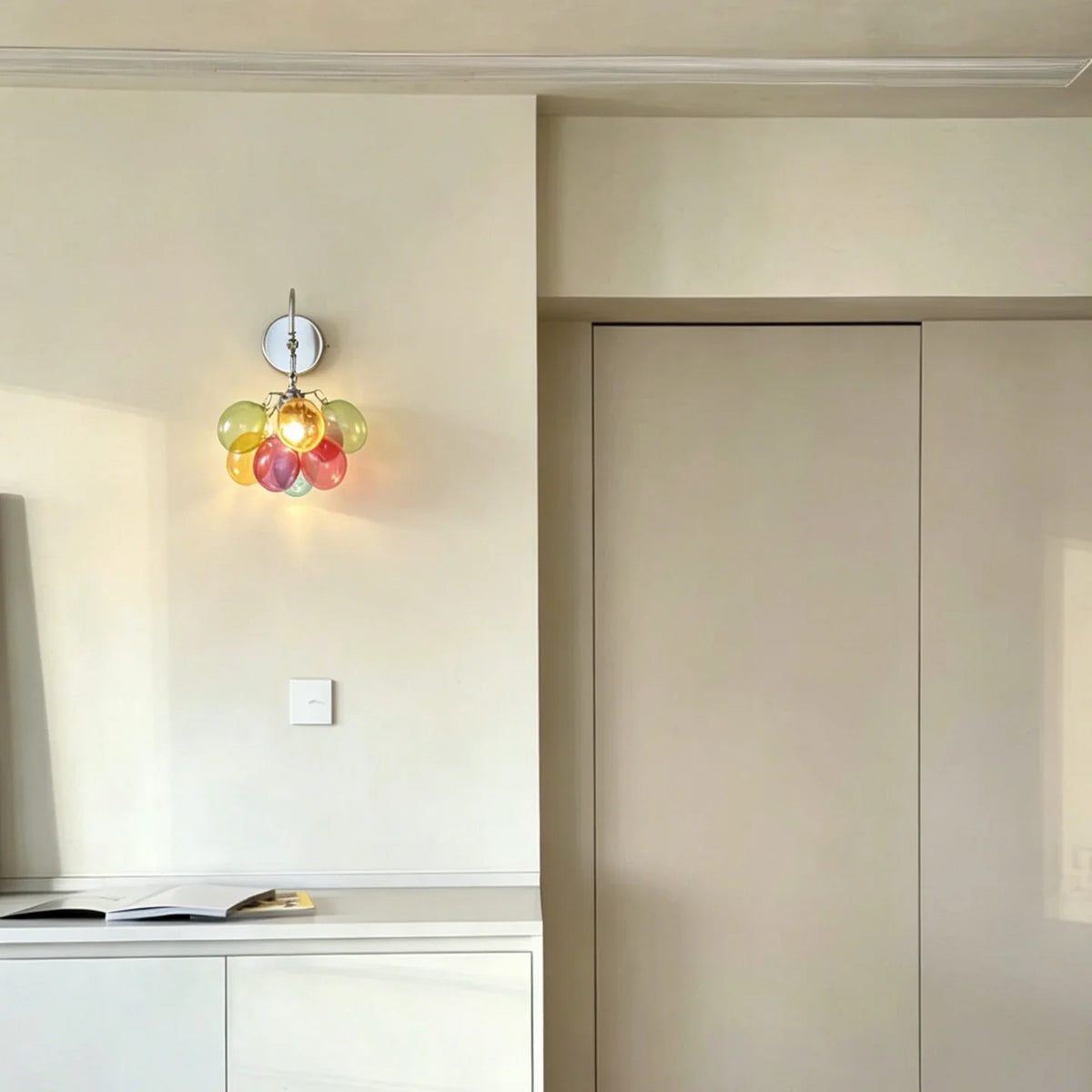 Aplique de pared con burbujas de cristal Vibola – vista de ambiente en un recibidor
