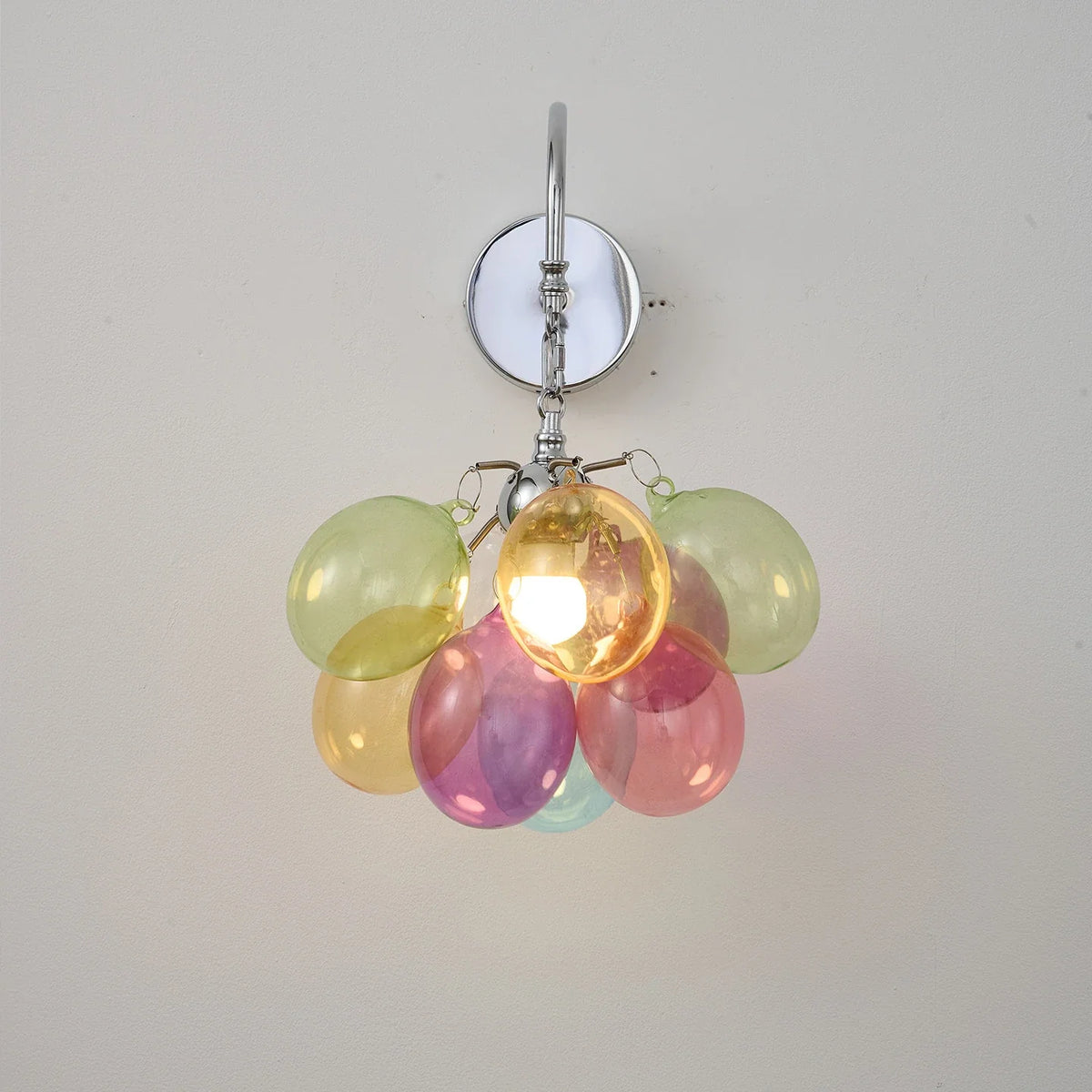 Aplique de pared con burbujas de cristal Vibola – encendido con luz cálida entre las burbujas