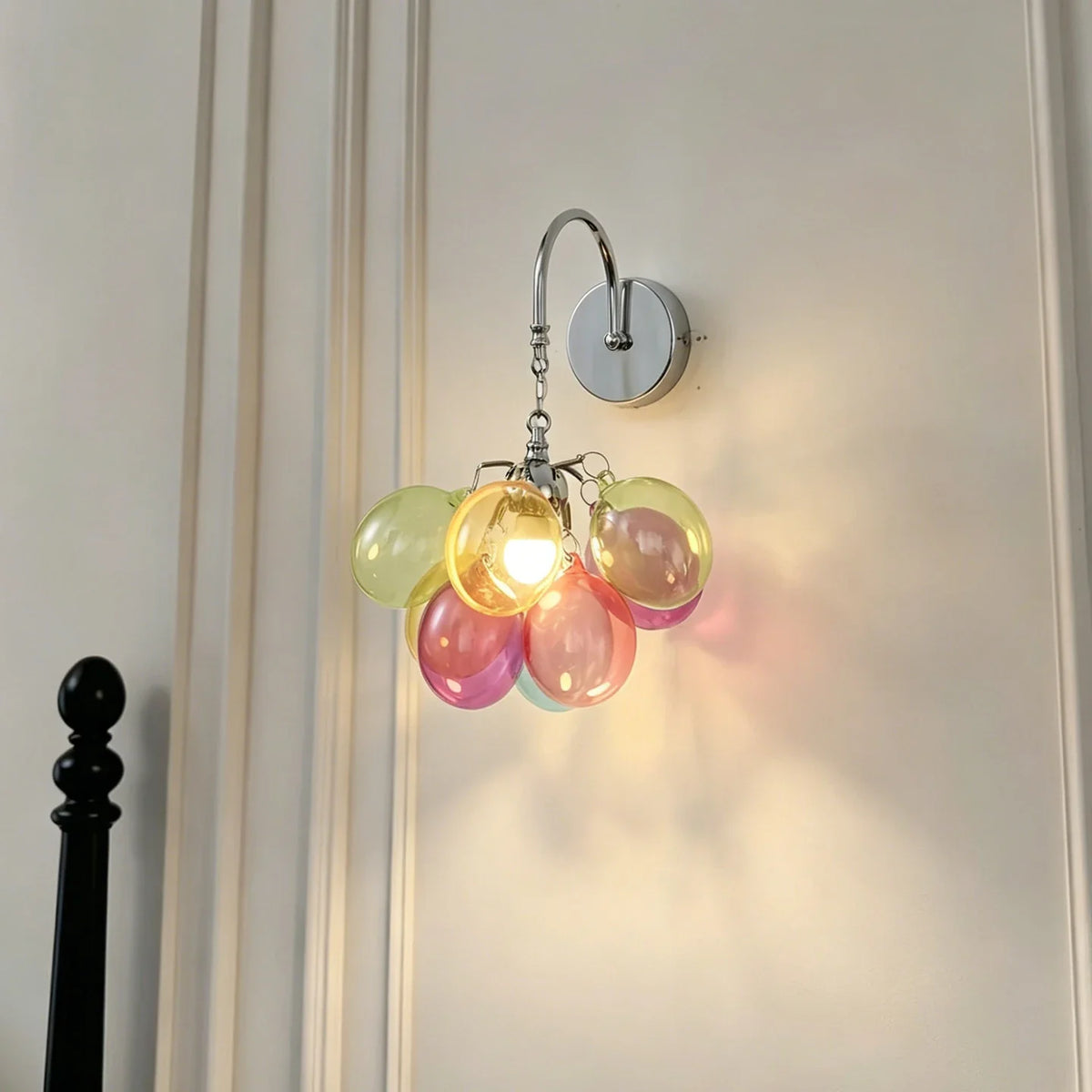 Aplique de pared con burbujas de cristal Vibola – encendido junto a una cama