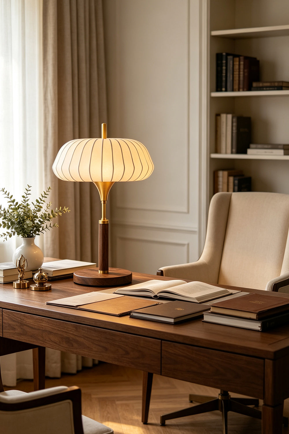 Lámpara de mesa de seda Sedina en un interior clásico y luminoso – imagen 2