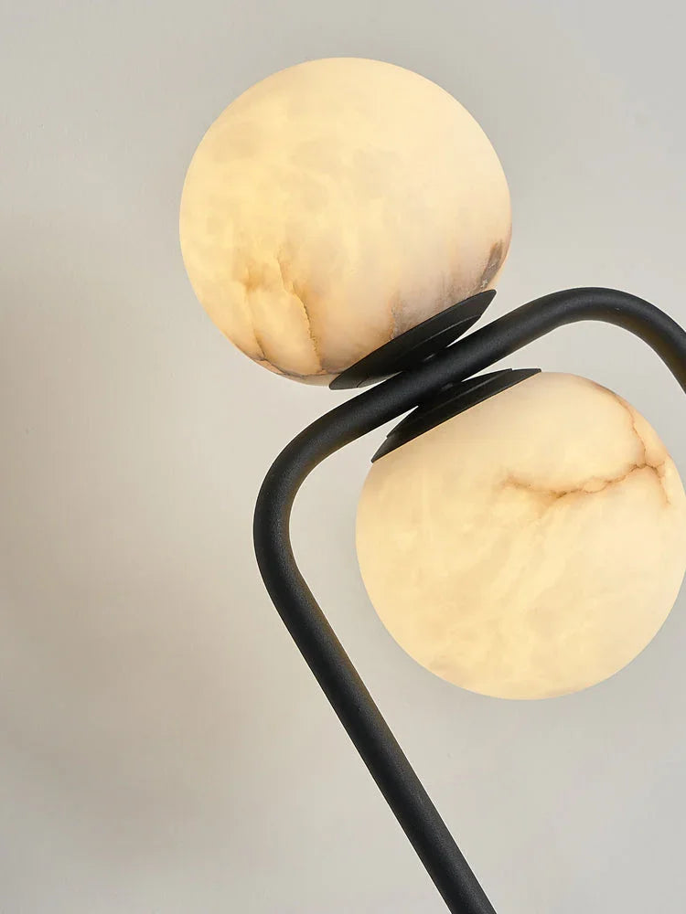 Lámpara de pie de alabastro Seleira – detalle de los globos de alabastro con su veteado