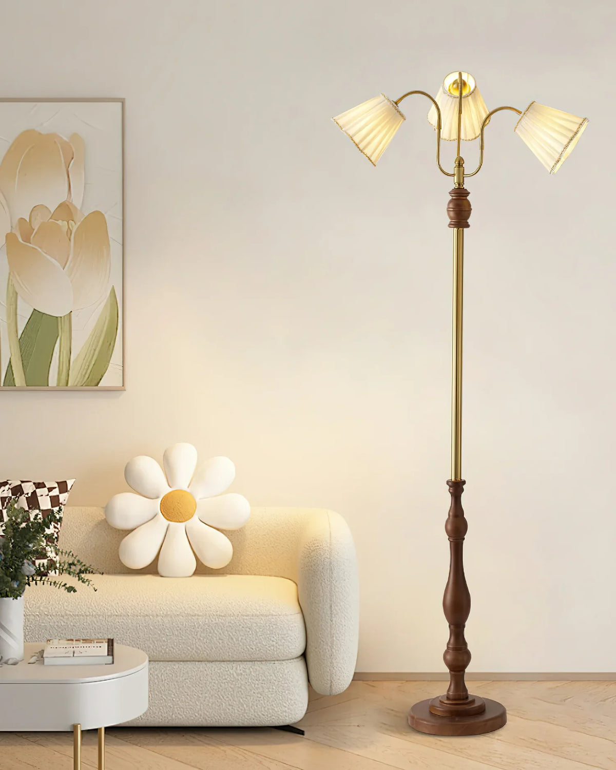 Lámpara de pie vintage Senvira – encendida junto a un sofá blanco