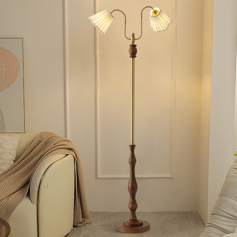 Lámpara de pie vintage Senvira – con los brazos orientados junto a un sillón