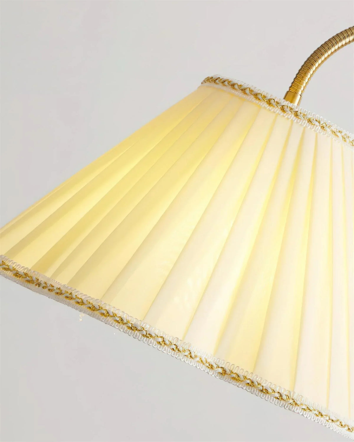 Lámpara de pie vintage Senvira – detalle de la pantalla plisada encendida