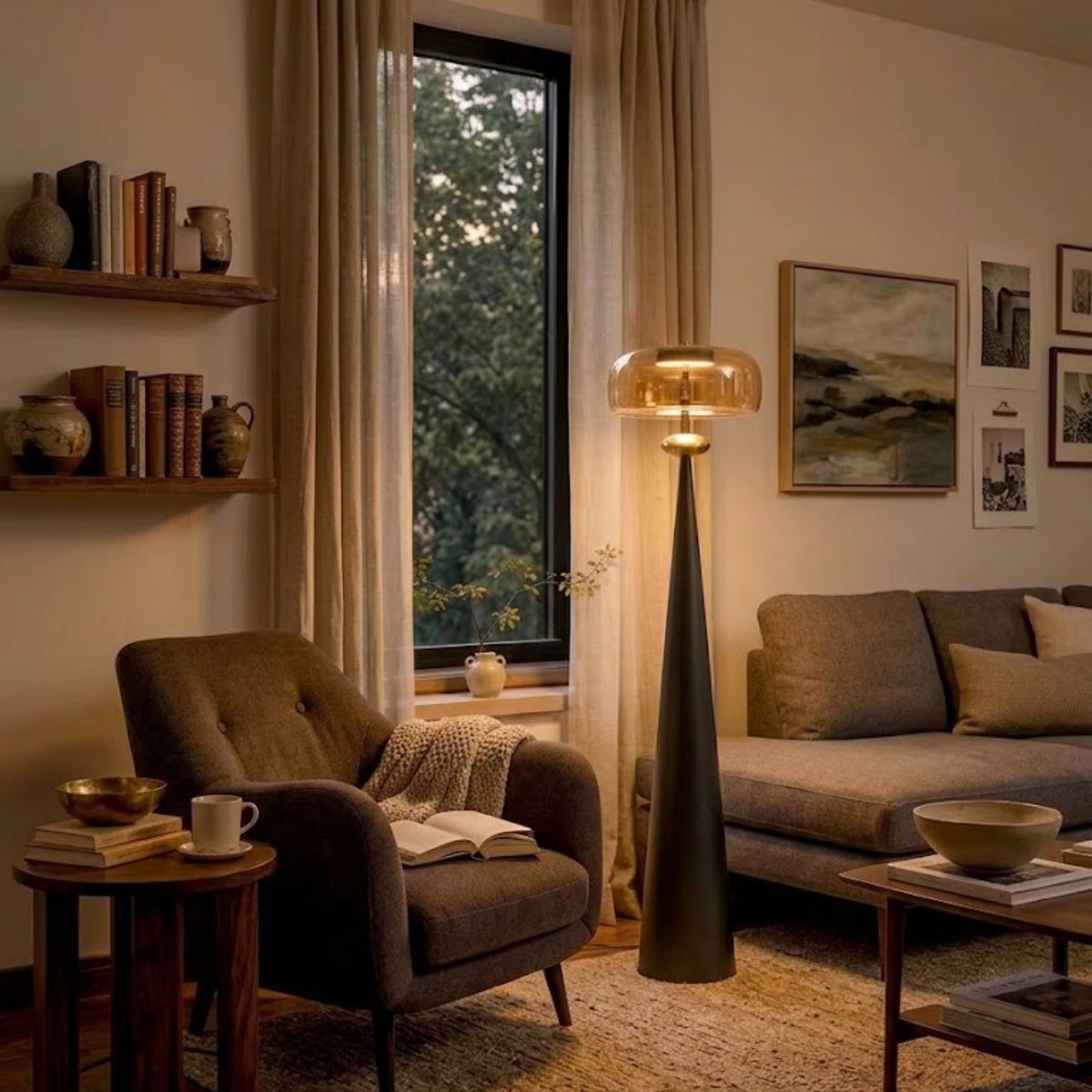 Lámpara de pie cónica con pantalla de cristal Sernala en un salón de estilo contemporáneo – imagen 7