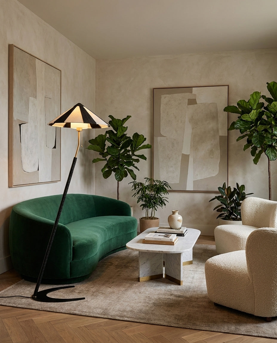 Lámpara de pie inclinada con pantalla a rayas Sesgara en un salón de estilo mid-century – imagen 13
