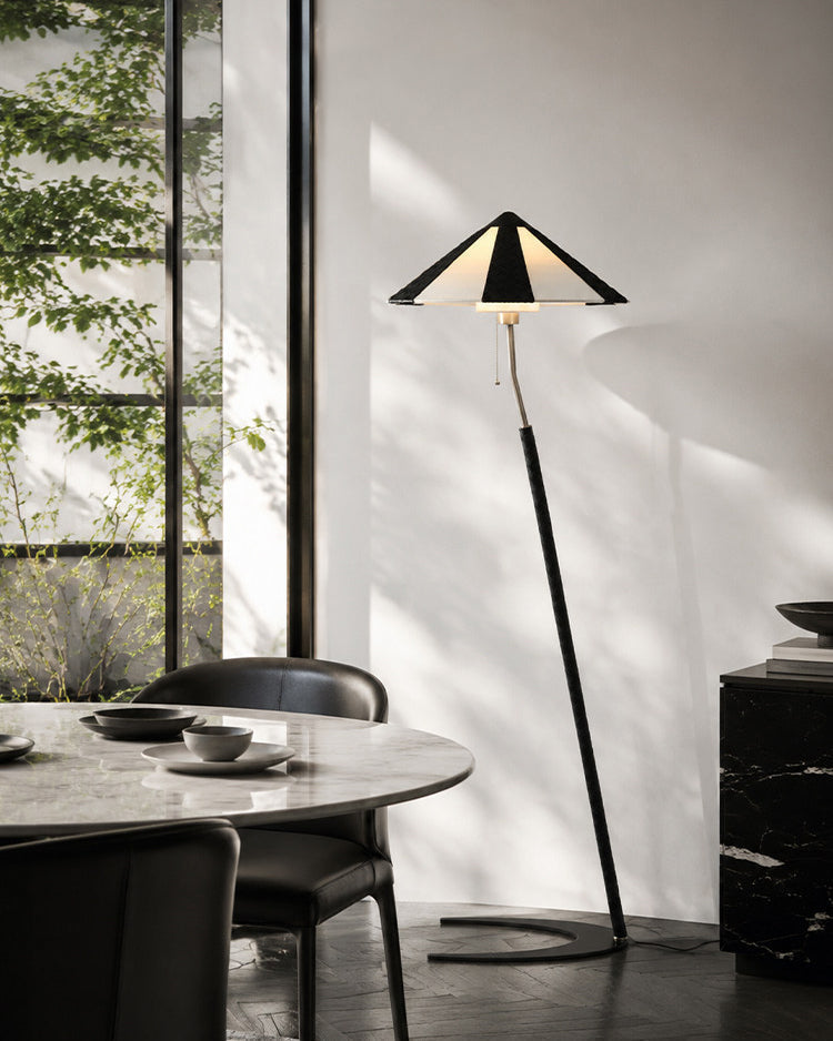 Lámpara de pie inclinada con pantalla a rayas Sesgara en un salón de estilo mid-century – imagen 19