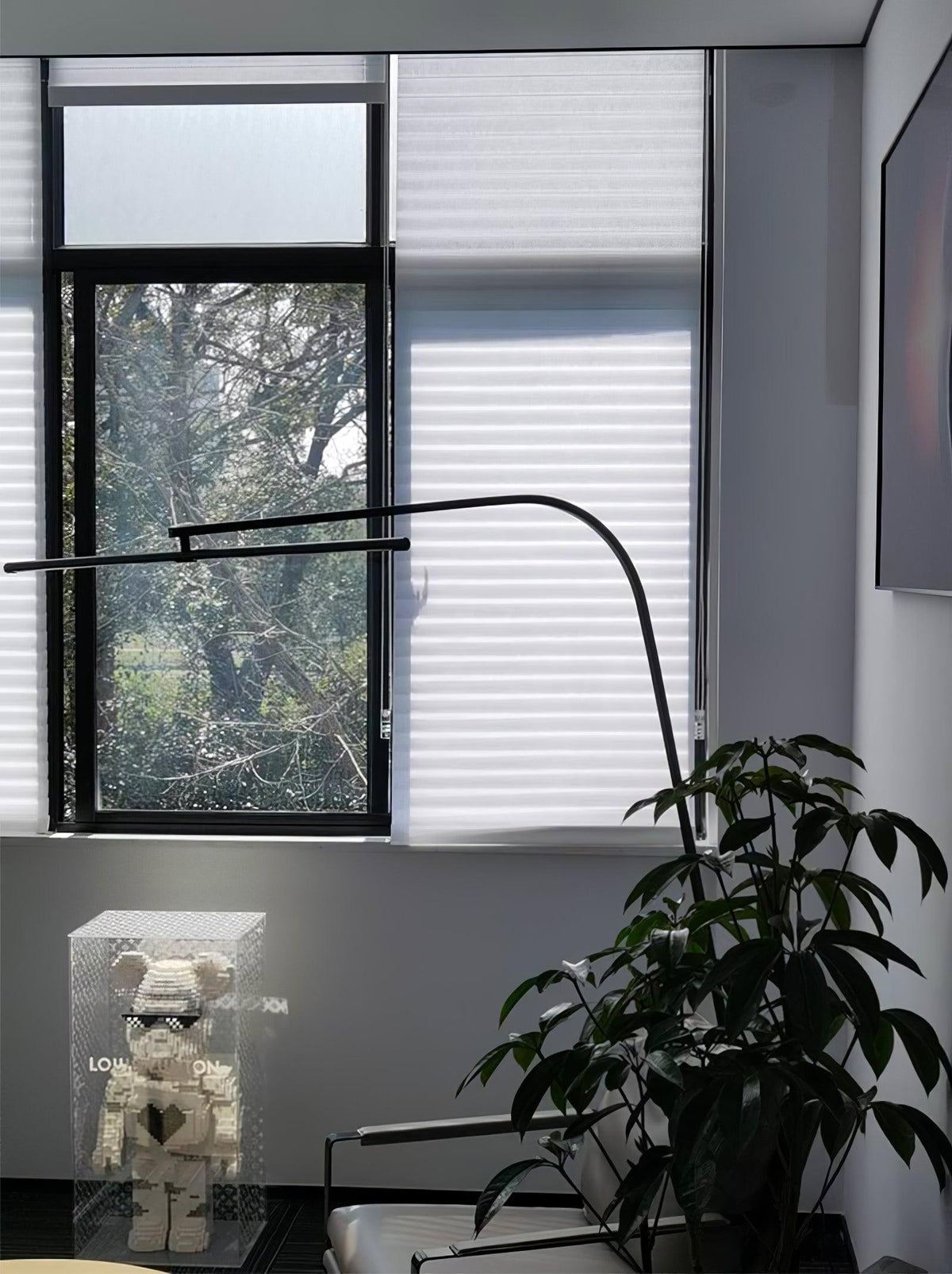 Lámpara de pie de arco LED Sigela – junto a una ventana