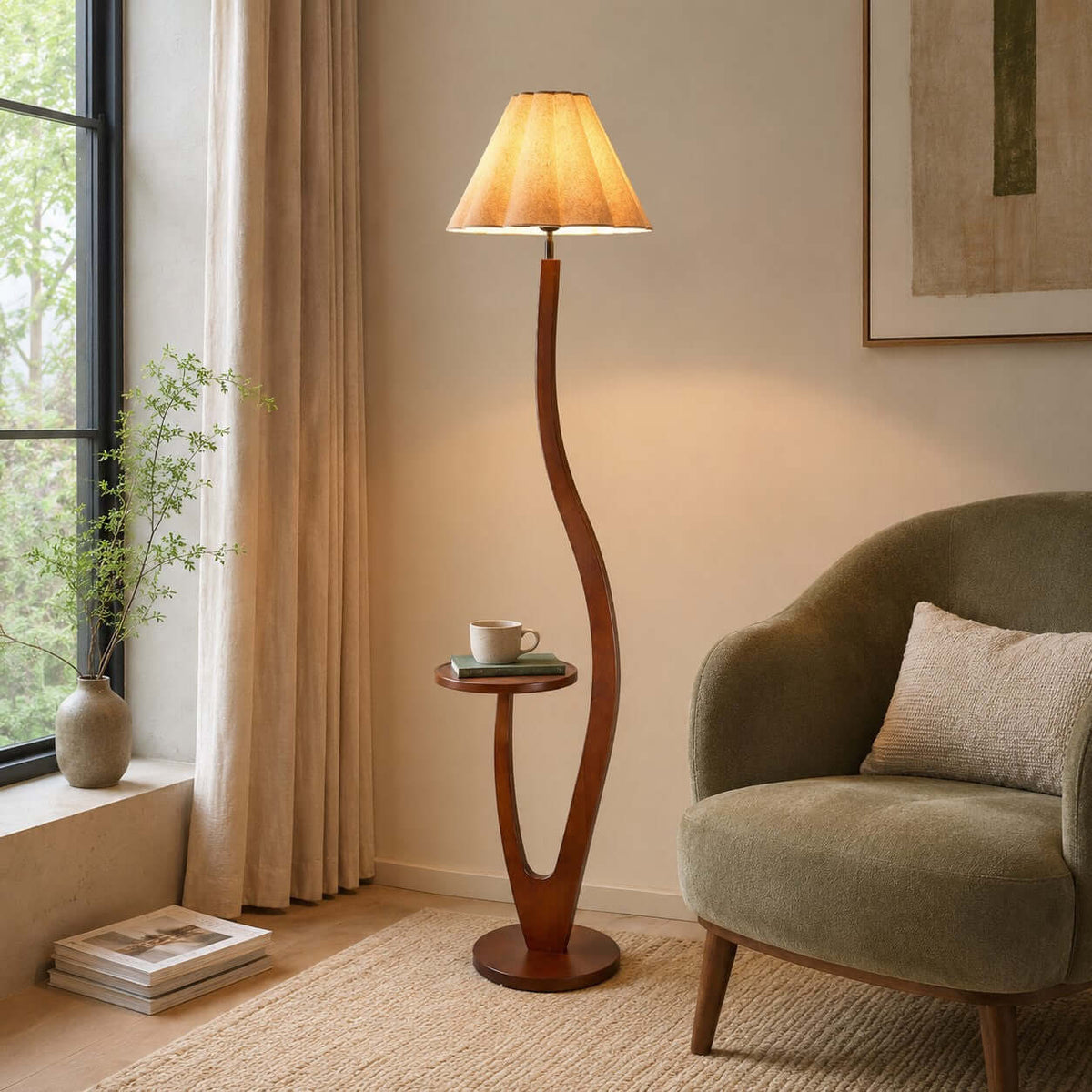 Lámpara de pie de madera con mesita Sinoria en un salón acogedor – imagen 5