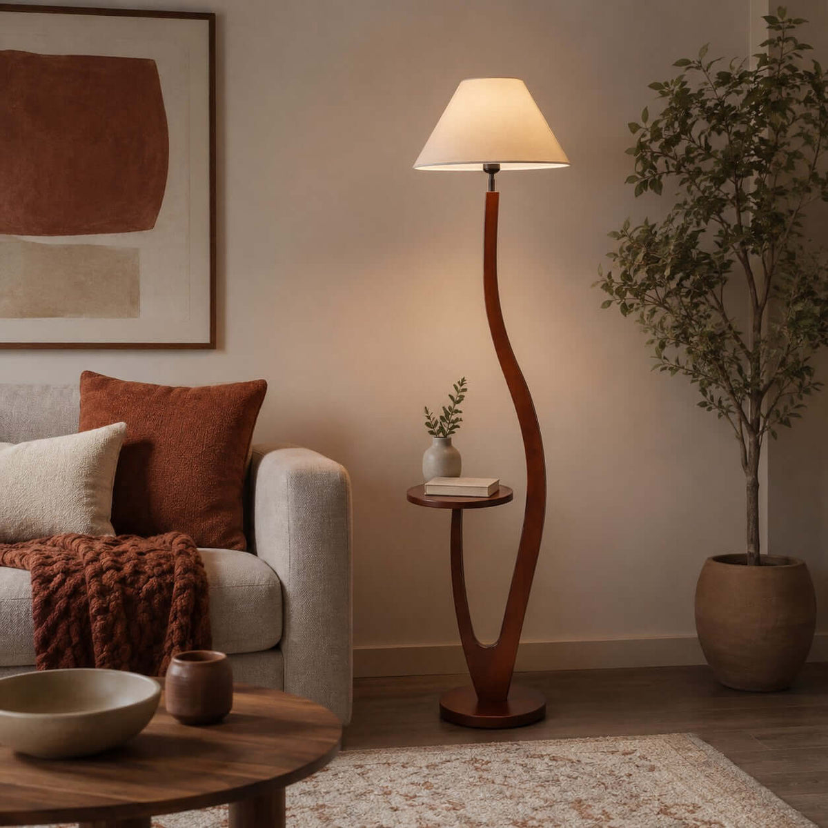 Lámpara de pie de madera con mesita Sinoria en un salón acogedor – imagen 6