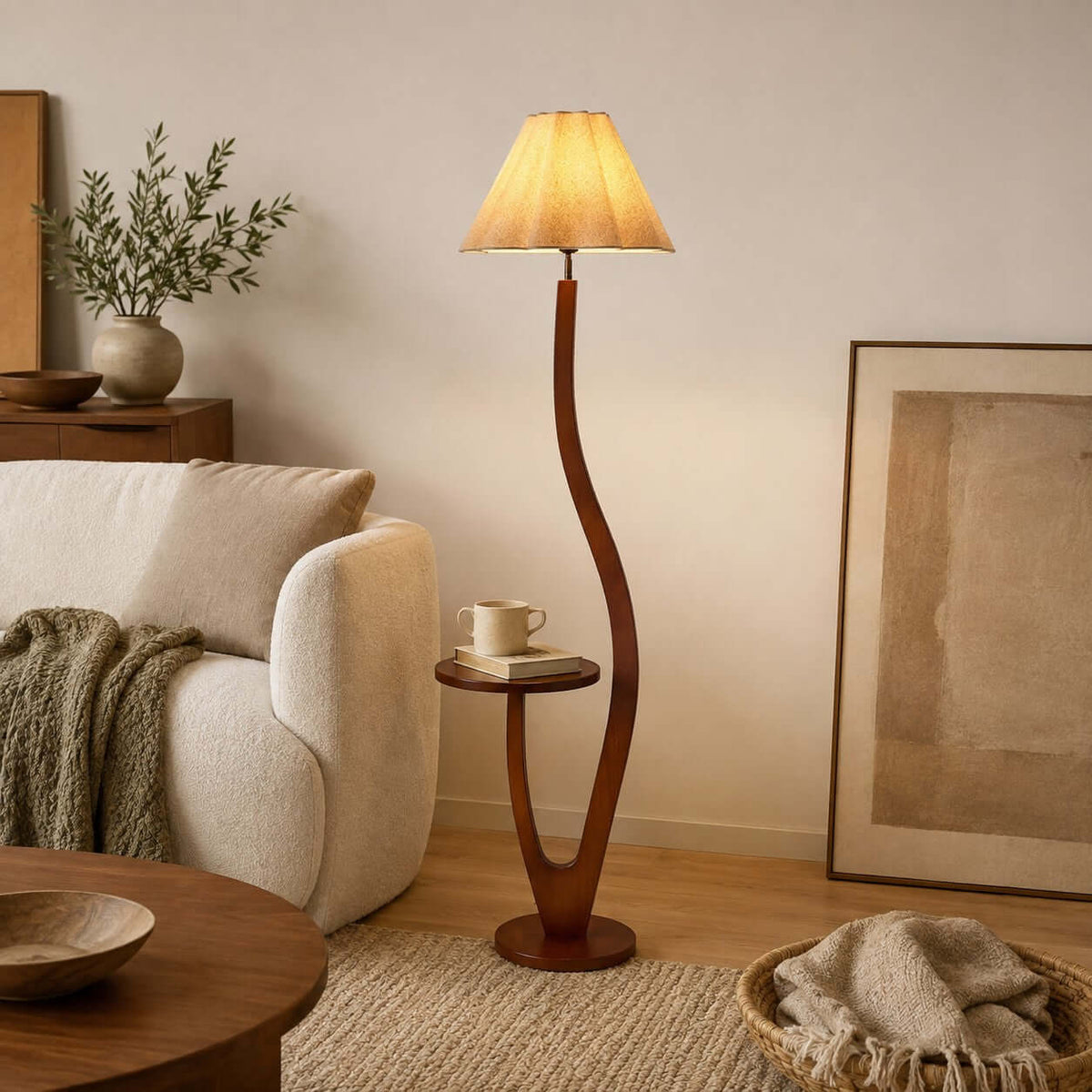 Lámpara de pie de madera con mesita Sinoria en un salón acogedor – imagen 8