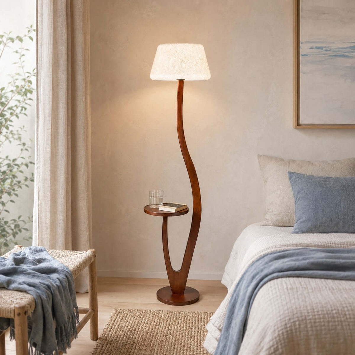 Lámpara de pie de madera con mesita Sinoria en un salón acogedor – imagen 10