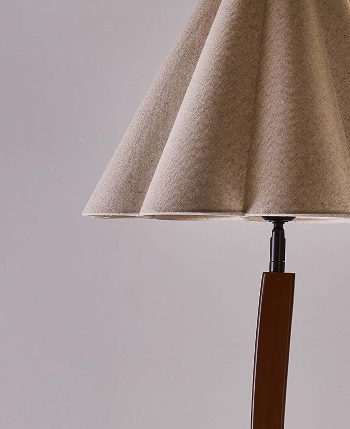 Lámpara de pie de madera con mesita Sinoria – detalle de la pantalla plisada