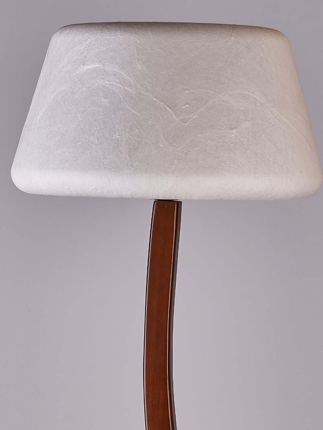 Lámpara de pie de madera con mesita Sinoria – detalle de la pantalla de seda