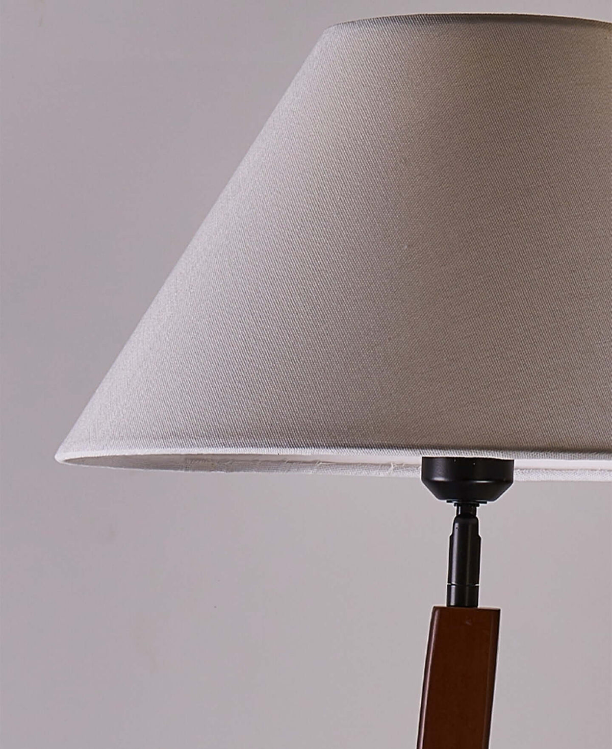 Lámpara de pie de madera con mesita Sinoria – detalle de la pantalla cónica