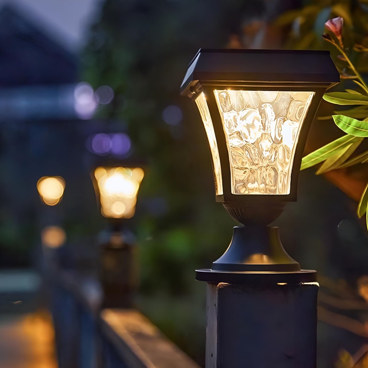 Farol solar para pilar Jaonda – con luz cálida sobre un poste