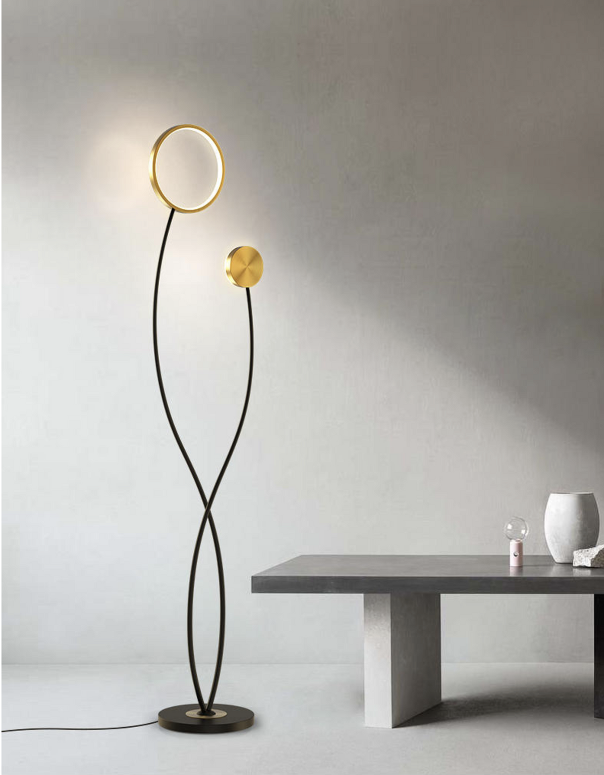 Lámpara de pie LED Solenta – junto a una mesa baja gris