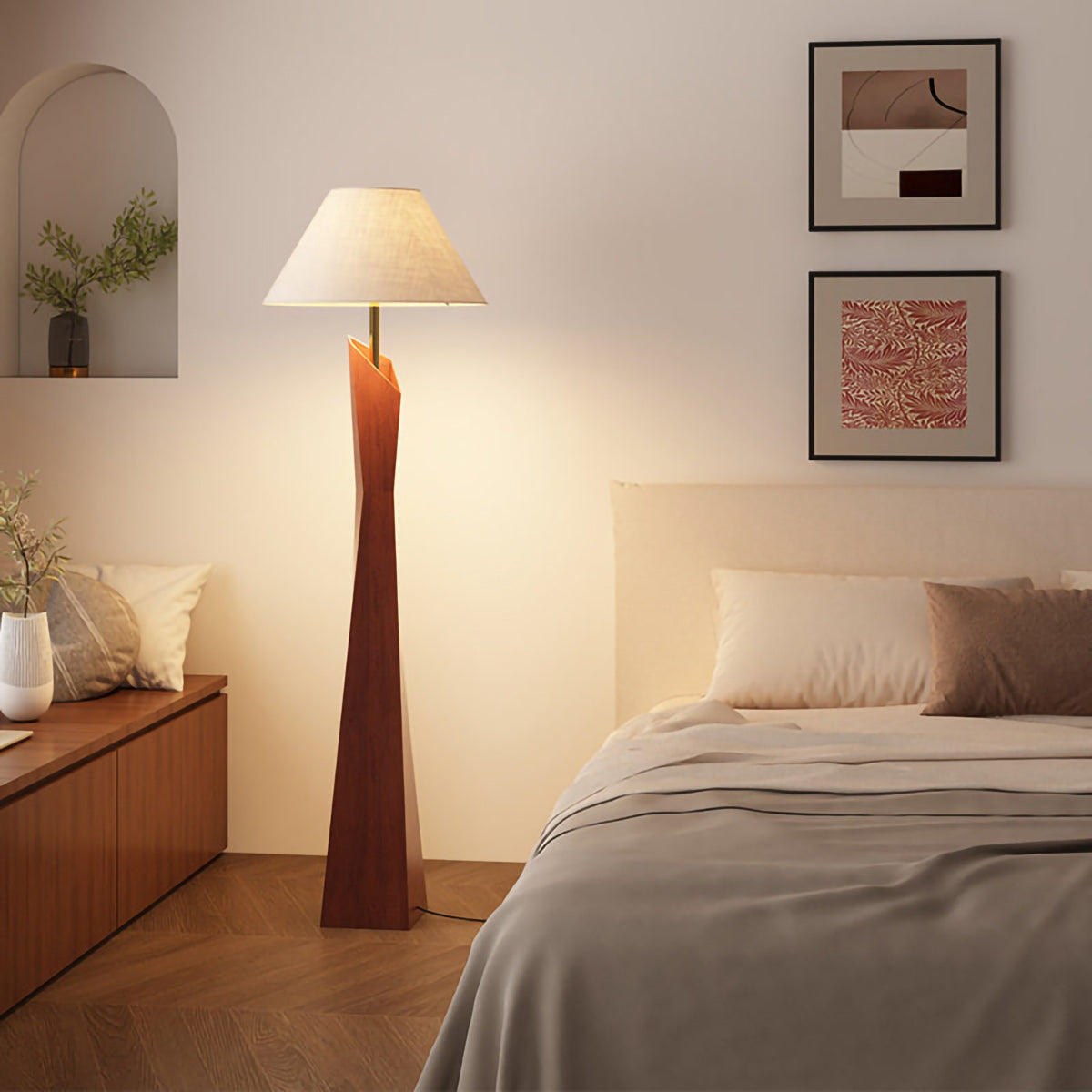 Lámpara de pie escultórica Solmera – en nogal junto a una cama