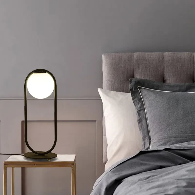 Lámpara de mesa con globo opal Sortela – sobre la mesita de noche