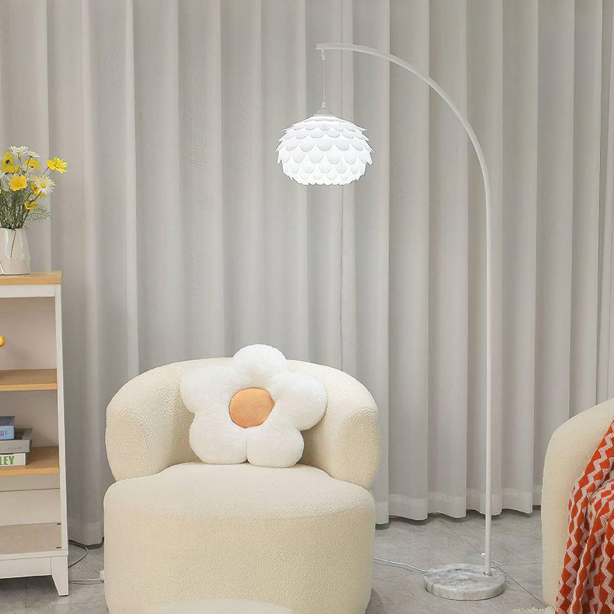 Lámpara de pie arco Squamela – apagada junto a un sillón
