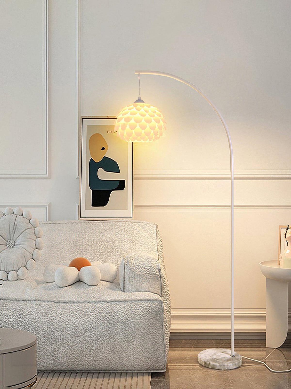 Lámpara de pie arco Squamela en un salón luminoso – imagen 5