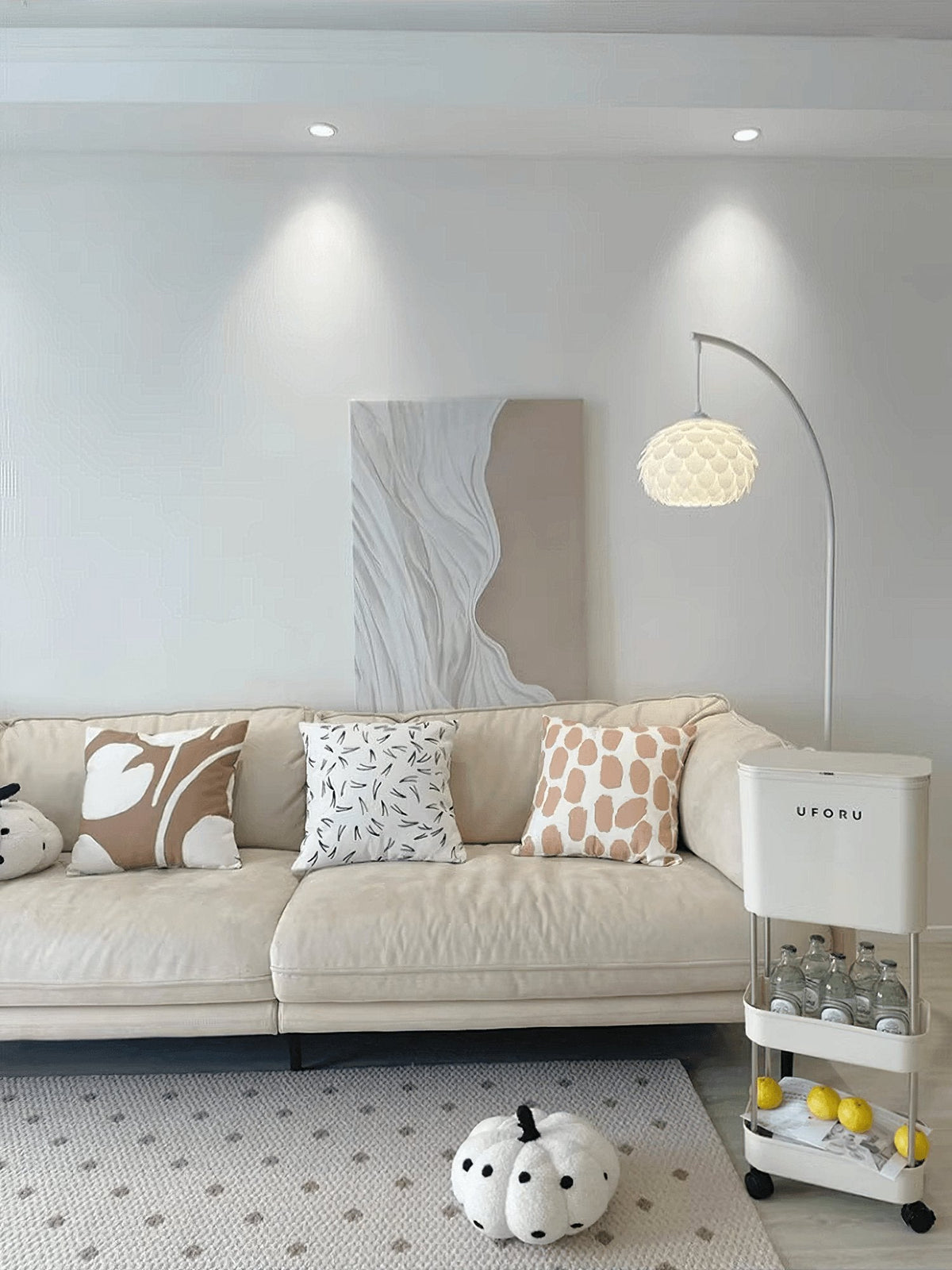 Lámpara de pie arco Squamela en un salón luminoso – imagen 8
