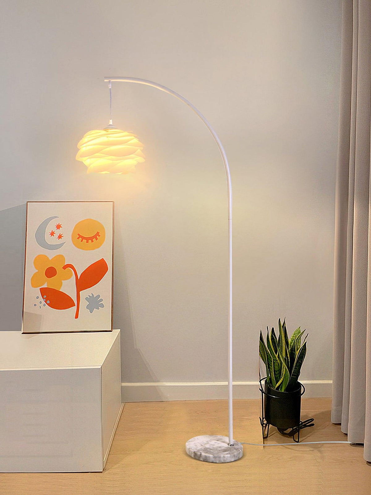 Lámpara de pie arco Squamela en un salón luminoso – imagen 10