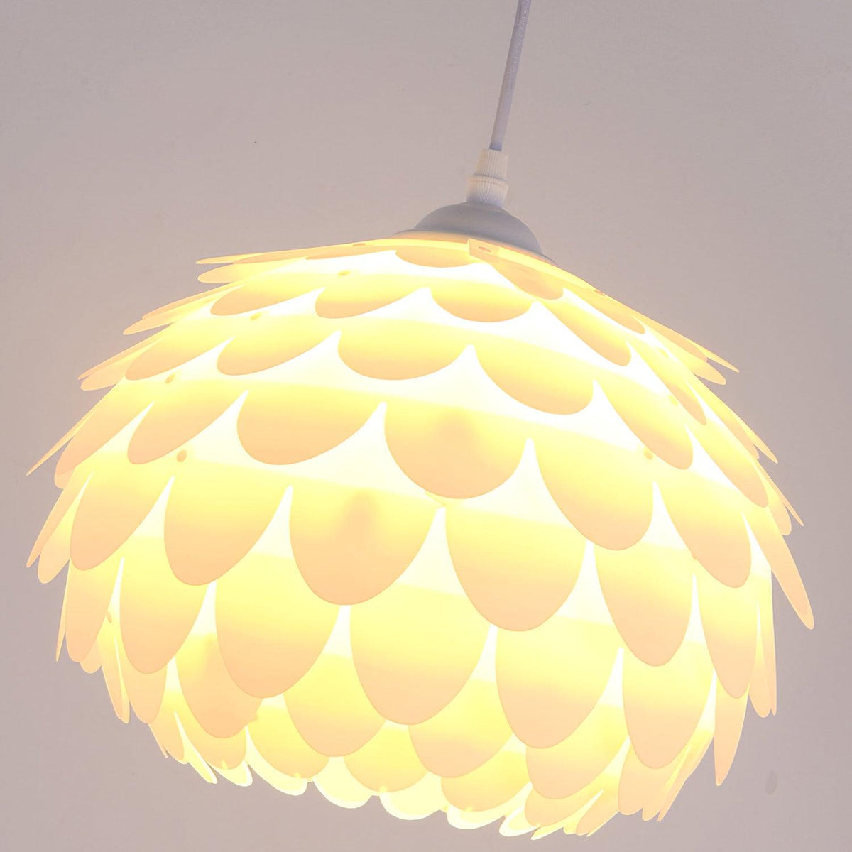Lámpara de pie arco Squamela en un salón luminoso – imagen 15