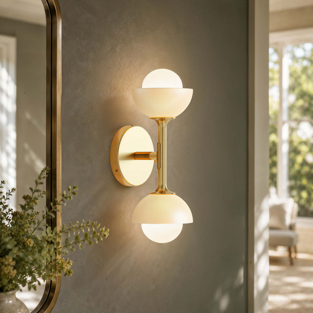Aplique de pared doble globo Polaria – encendido junto a un espejo