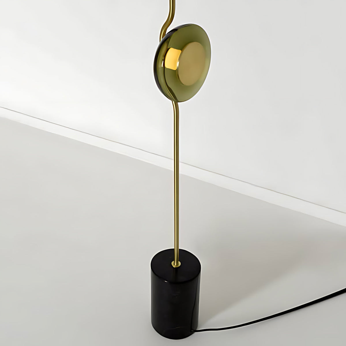 Lámpara de pie LED Tallina – detalle del tallo dorado y la base negra