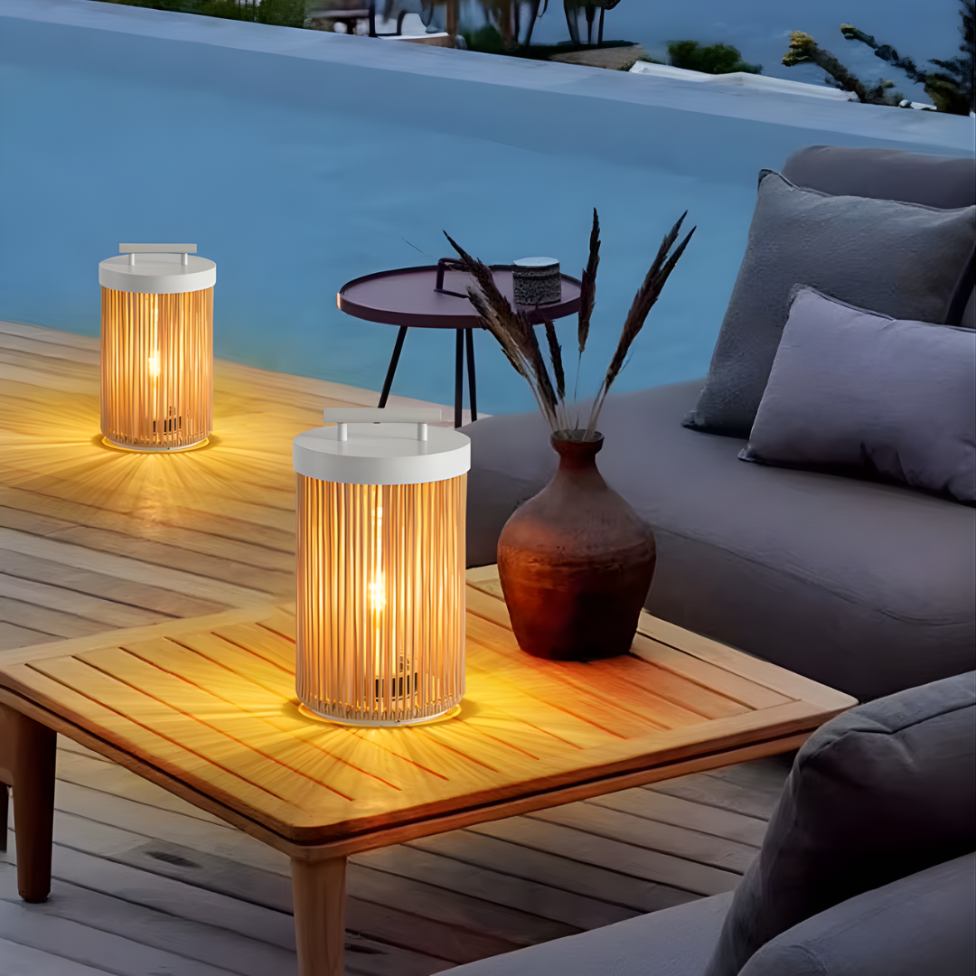 Farol solar de bambú Tambora en una terraza al anochecer – imagen 3