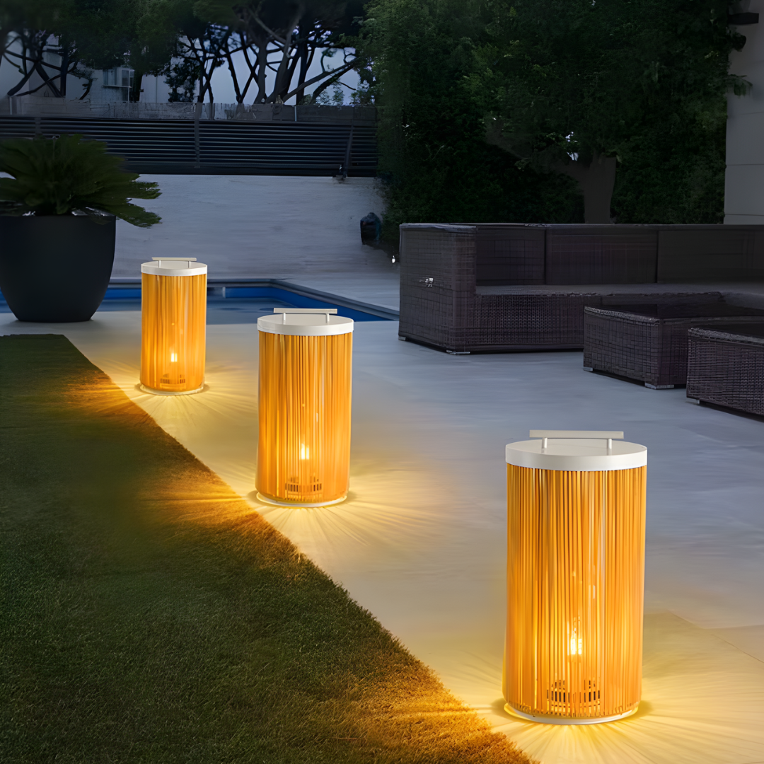 Farol solar de bambú Tambora en una terraza al anochecer – imagen 4