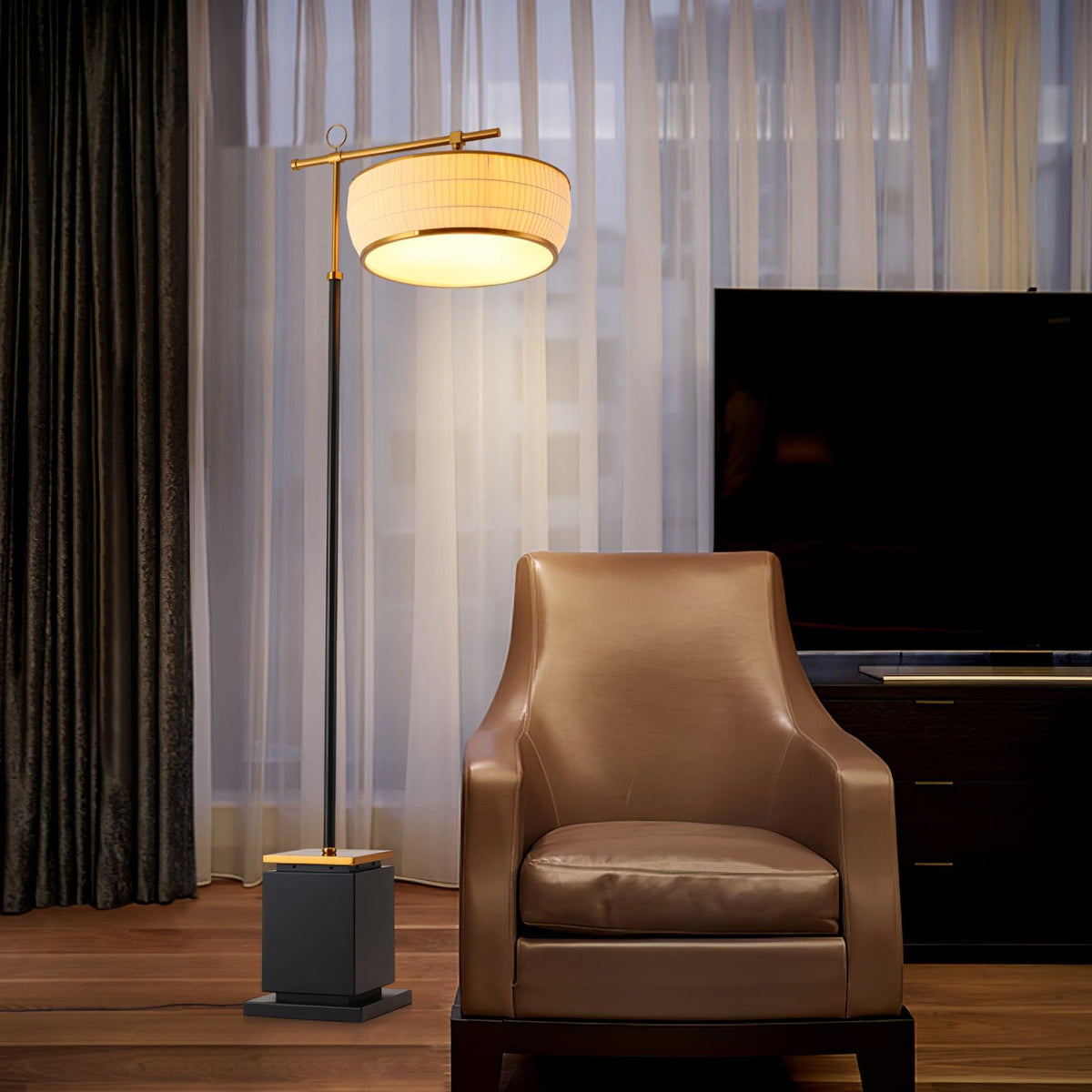 Lámpara de pie Tamborela – junto a un sillón de piel