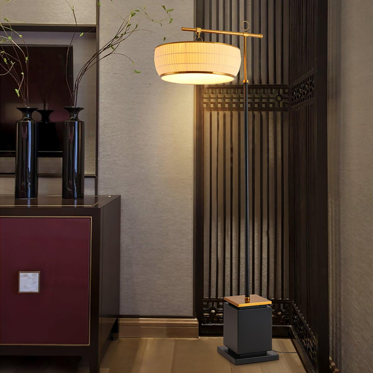 Lámpara de pie Tamborela – junto a un mueble de madera