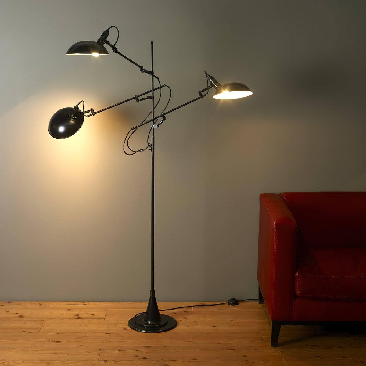 Lámpara de pie con brazos articulados Tangora en un salón de estilo industrial – imagen 8